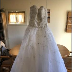 Oleg Cassini Wedding dress